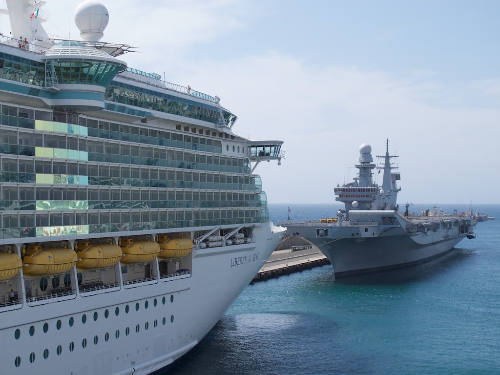 Size difference between aircraft carriers and cruise ships